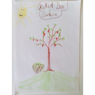 In Hofheim, Germany, a group of friends gathered round a table to draw pictures for #RettedenBoden #SaveSoil!

Here is some of the lovely artwork they produced! Well done to Amelie (9), Charlotte (8), Alma (6) and Lina (7).
#ExhibitSaveSoil